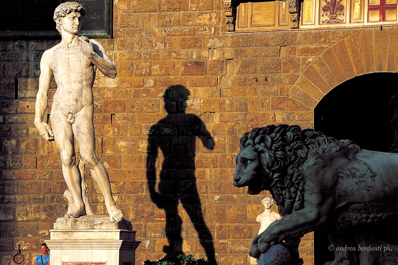 Visita guidata Firenze Classica ma non troppo con Isabelle - Ombra del David Piazza Signoria Firenze © Andrea Bonfanti photographer