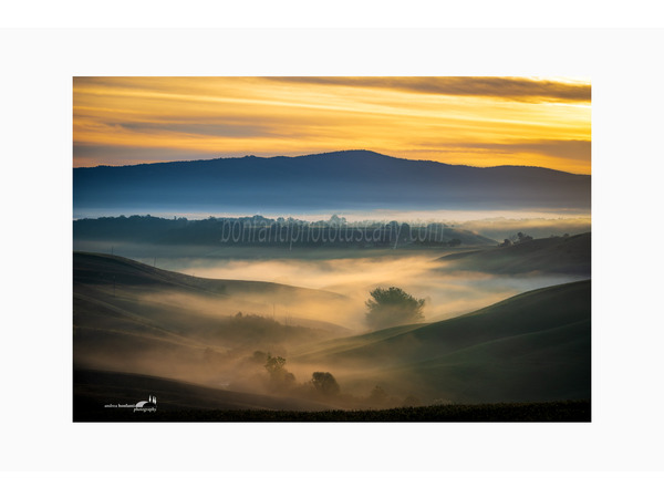 alba mistica a torre a castello nelle crete senesi.jpg