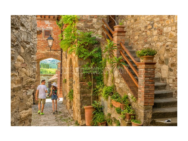 andrea bonfanti ph© - a couple of tourists in montefioralle.jpg