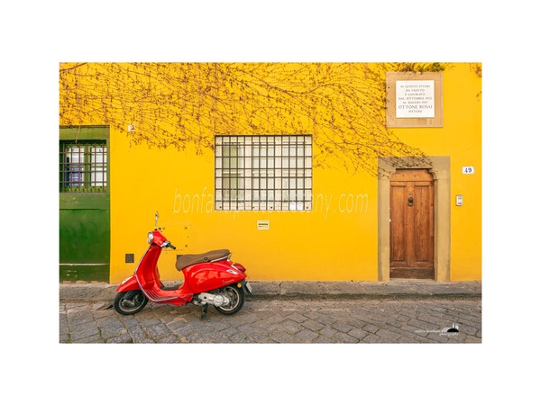 andrea bonfanti ph© a red vespa in via san leonardo.jpg